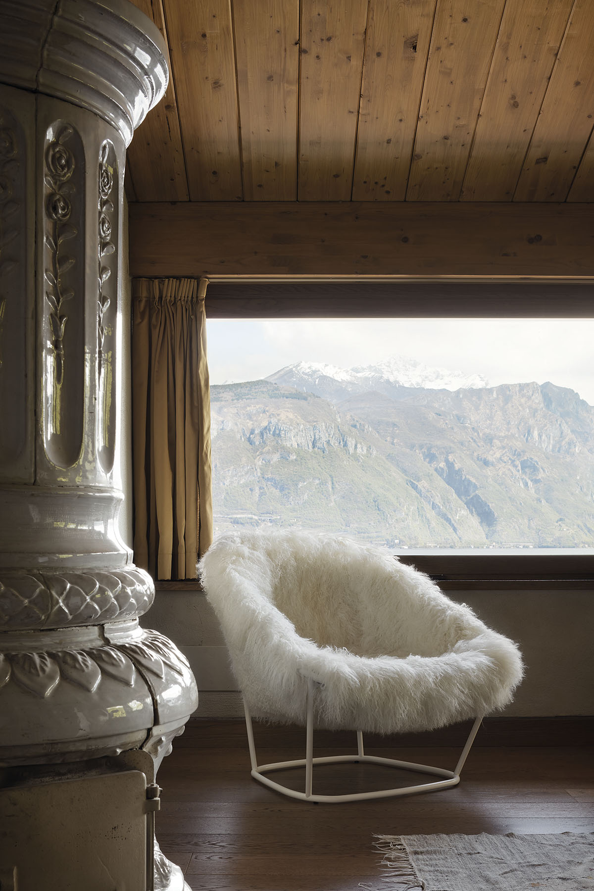 arflex-Katrin-armchair-design-Carlo-Colombo-fur-backrest-high-living-hospitality-project-luxury-madeinitaly-modern-contemporary