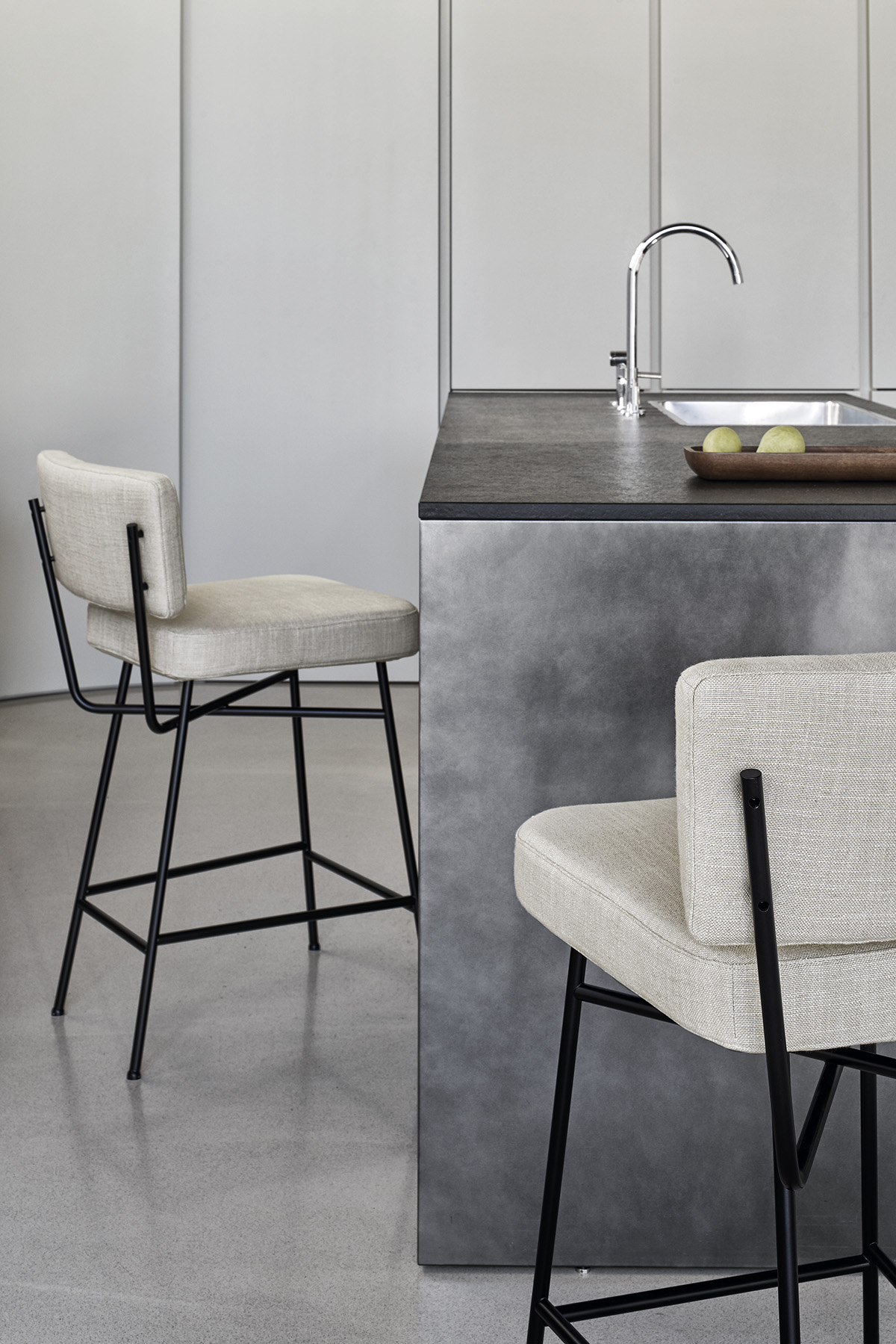 arflex-italian-design-story-livingroom-house-design-living-hospitality-project- luxury -madeinitaly-contemporary-orfeo-stool