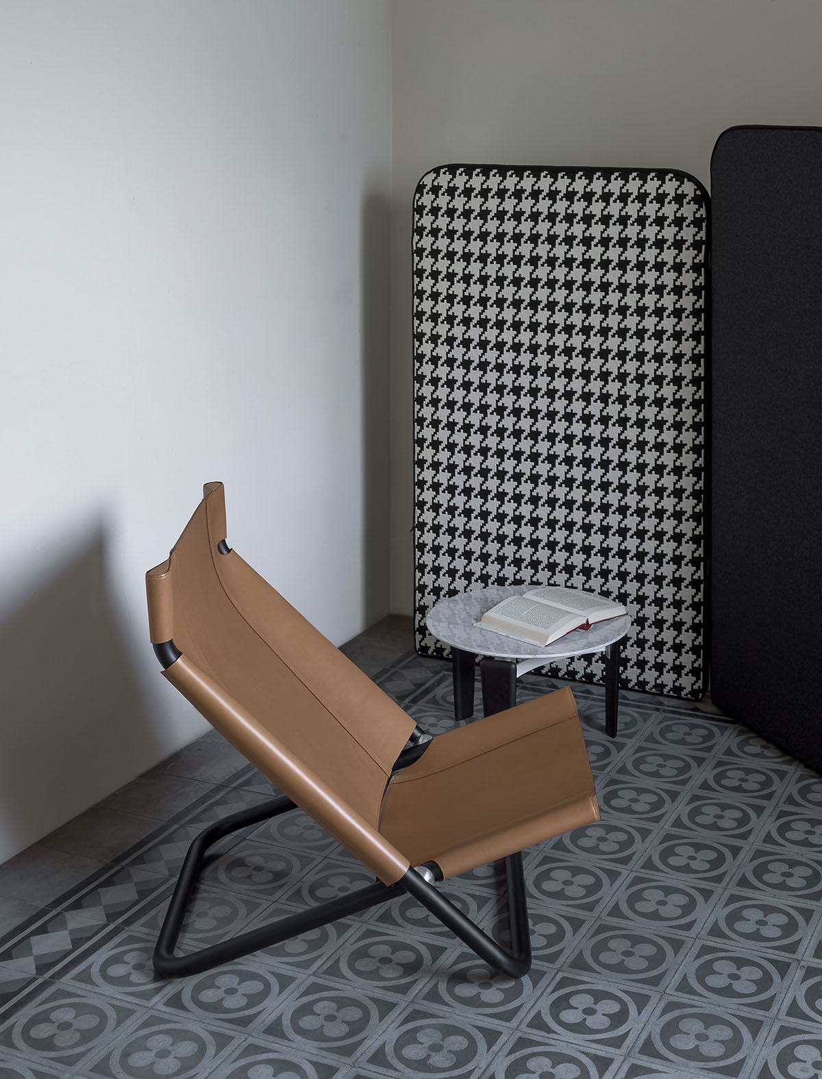 arflex-italian-design-story-livingroom-house-design-living-hospitality-project- luxury -madeinitaly-epoque-cross-tablet-diva